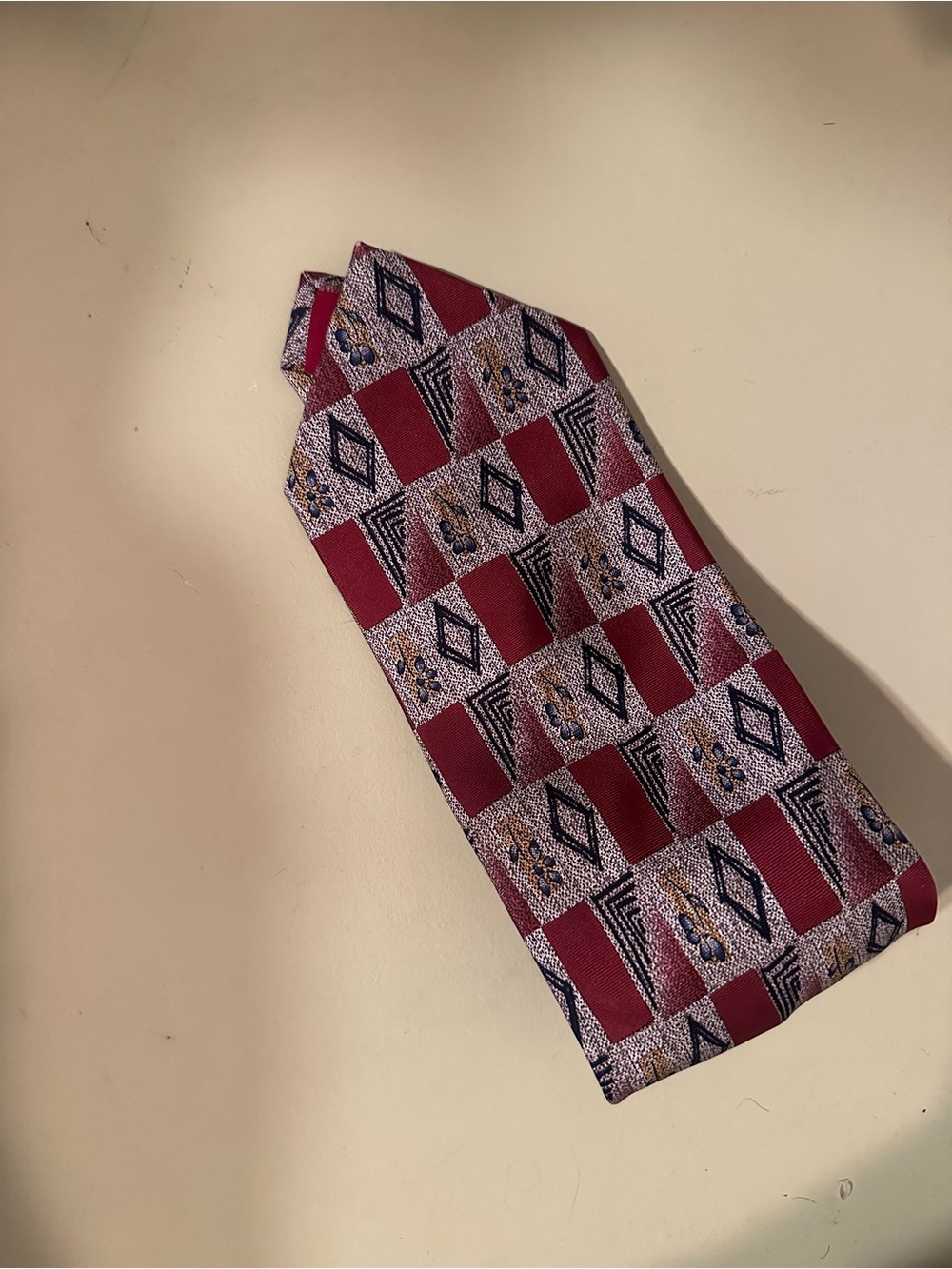 Men's Red Patterned Silk Tie - Classic Geometric Design